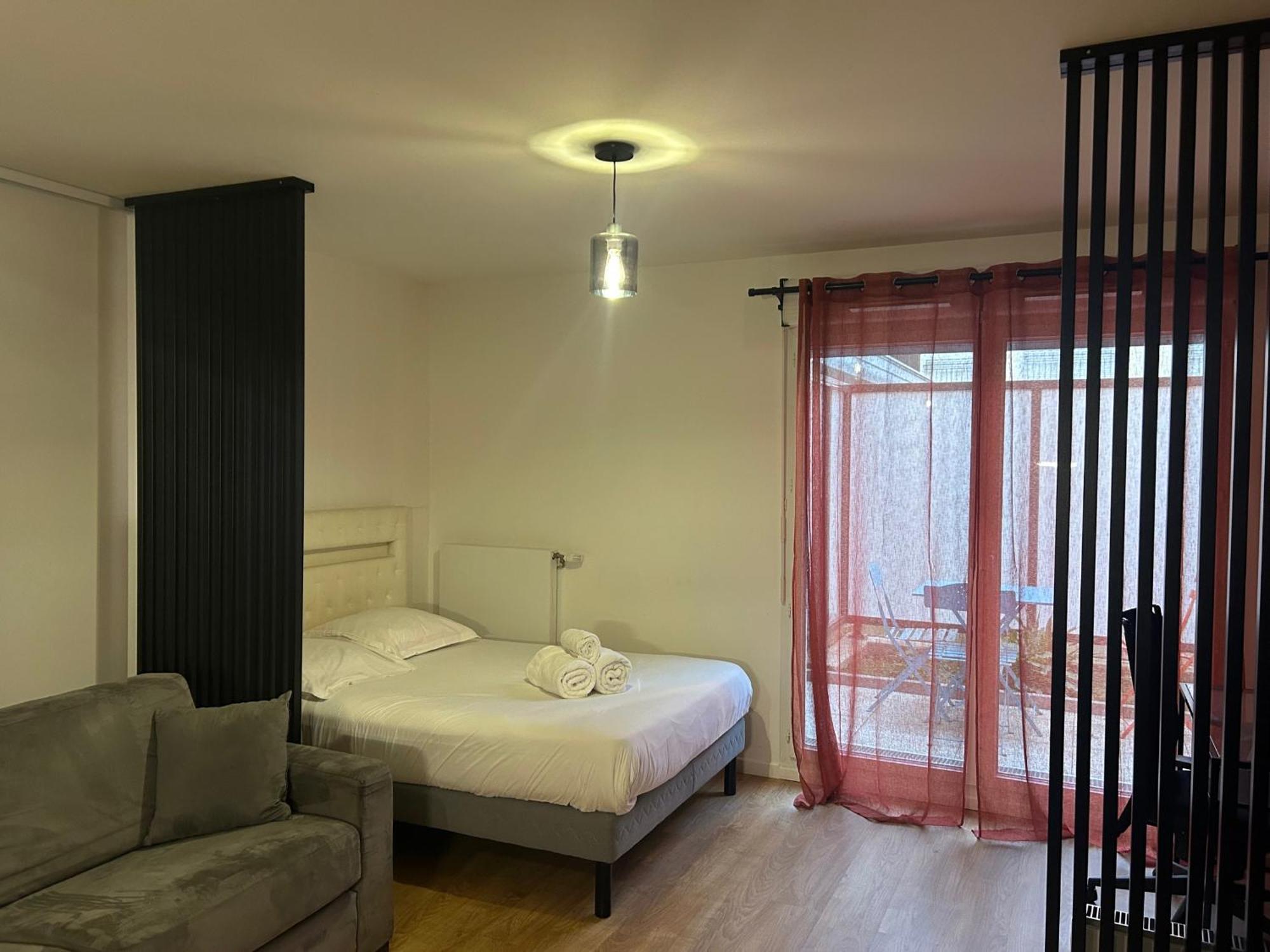 Studio Spacieux 4 Personnes Avec Terrasse Privee & Bureau - Gare A 4Min, Paris En 30Min Villiers-sur-Marne Eksteriør billede
